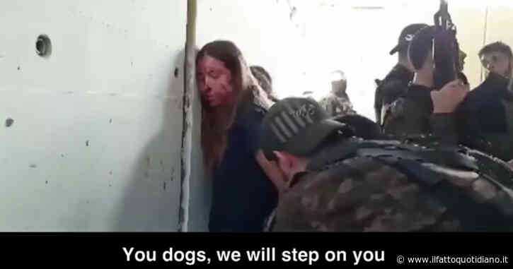 La tv israeliana diffonde il video di cinque soldatesse rapite da Hamas: “Cani, vi schiacceremo”