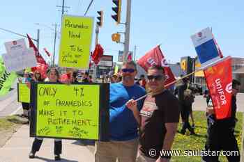 Sault paramedics rally for better pay
