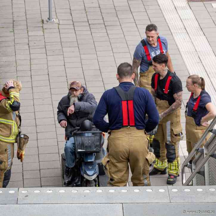 Brandweer redt COPD-patiënt van perron Nijverdal: "Kan toch niet hele nacht blijven staan?"