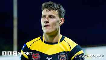 Senior twins signs Castleford contracts