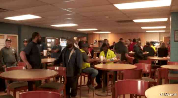 Head Country BBQ gives out hundreds of free meals for OKC line workers