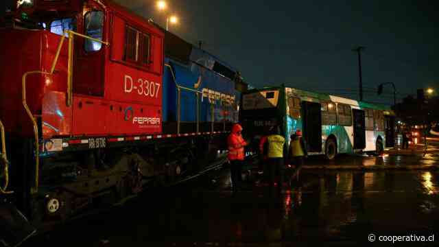 Bus del sistema Red y tren de carga chocaron en Maipú: Hay tres lesionados