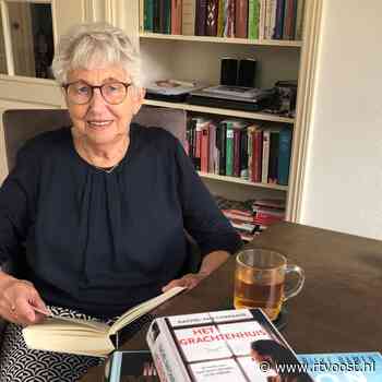 Oudste lid Gé Braad (88) blij met nieuwe bibliotheek Ootmarsum: "Dichterbij en veel handiger met de rollator"