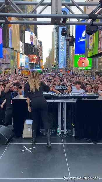 TSQ LIVE DJ SET WITH DEBORAH DE LUCA #TSQLive #DJ #TimesSquare #NYC