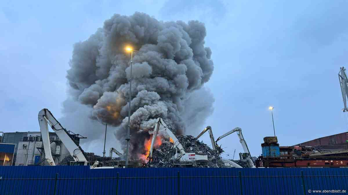 Giftige Rauchwolke über Hamburg – Flammen erfolgreich bekämpft