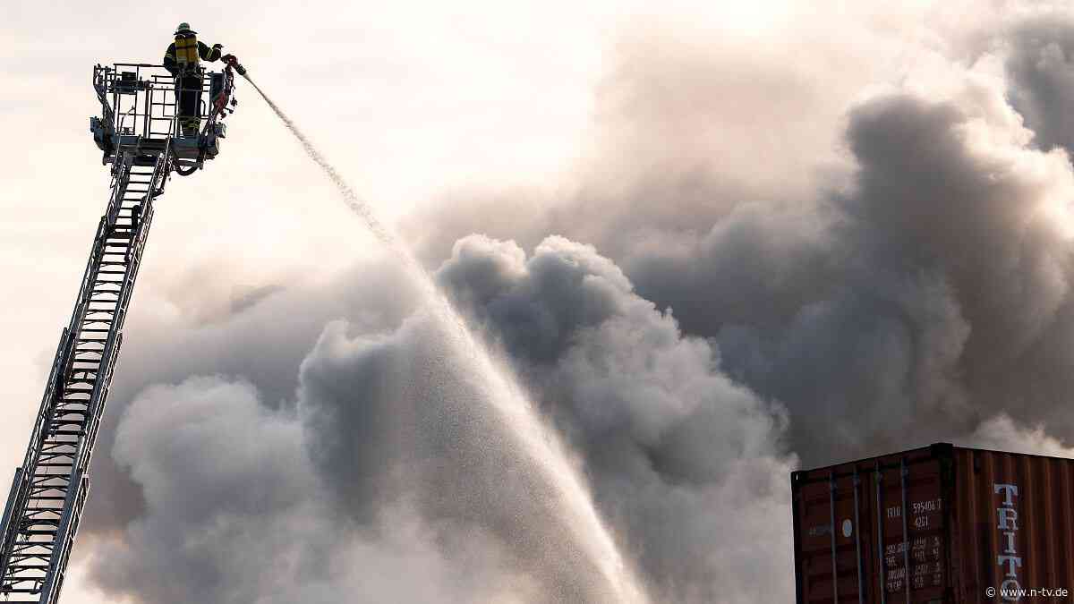 Schrotthaufen in Flammen: Riesige Rauchwolke zieht über Hamburg Hafen