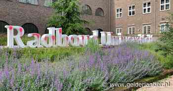 Muren en letters Radboud Universiteit beklad met rode graffiti: ‘Blood on your hands’