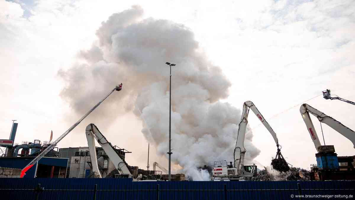 Großbrand im Hamburger Hafen – Warnung vor Rauchentwicklung