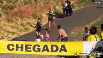 Video geht viral: Ehemann bringt Frau fast um Halbmarathon-Sieg