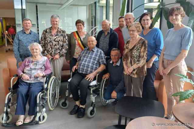 100-jarige Gerard Vileyn in de bloemetjes gezet