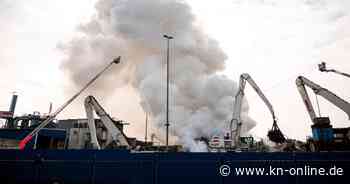 Hamburg: Feuer im Harburger Hafen – Rauchwolke nach Feuer auf Firmengelände