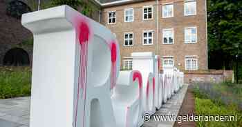 Radboud doet aangifte om bekladding met rode graffiti, muren en letters ondergekliederd: ‘Blood on your hands’