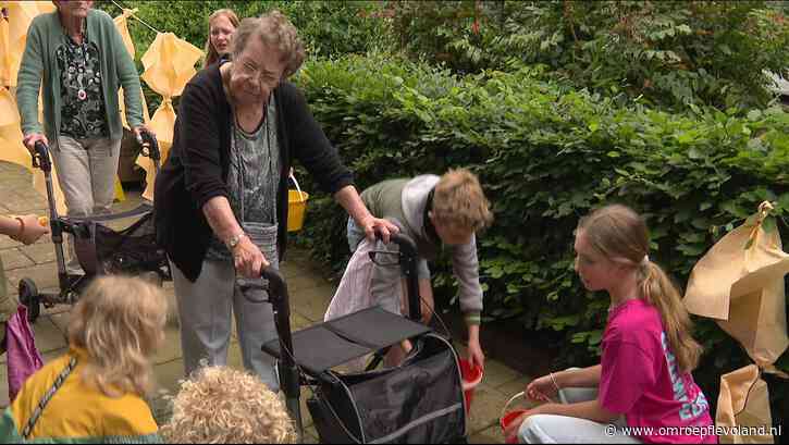 Emmeloord - Kinderen maken rollators van ouderen schoon tijdens pop-up wasstraat