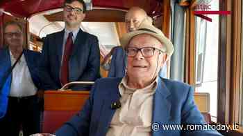 Nonno Atac compie 100 anni: festa con torta e giro su un tram storico