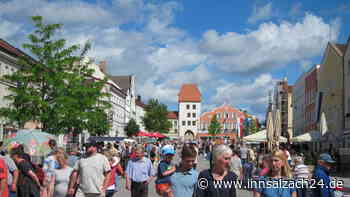 Stadtplatz von Neumarkt-St. Veit wird zum Basar: Wie auf dem Flohmarkt gefeilscht wurde