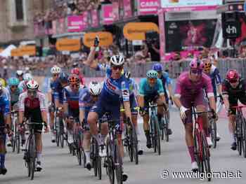 Giro, la volata di Padova sorride a Tim Merlier: Milan e Dainese beffati