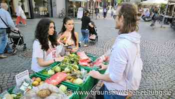 Braunschweig Innenstadt: Letzte Generation verteilt Lebensmittel