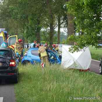 112 Nieuws: Auto knalt tegen boom langs N377, bestuurder gewond | vrouw gewond bij steekincident in Deventer