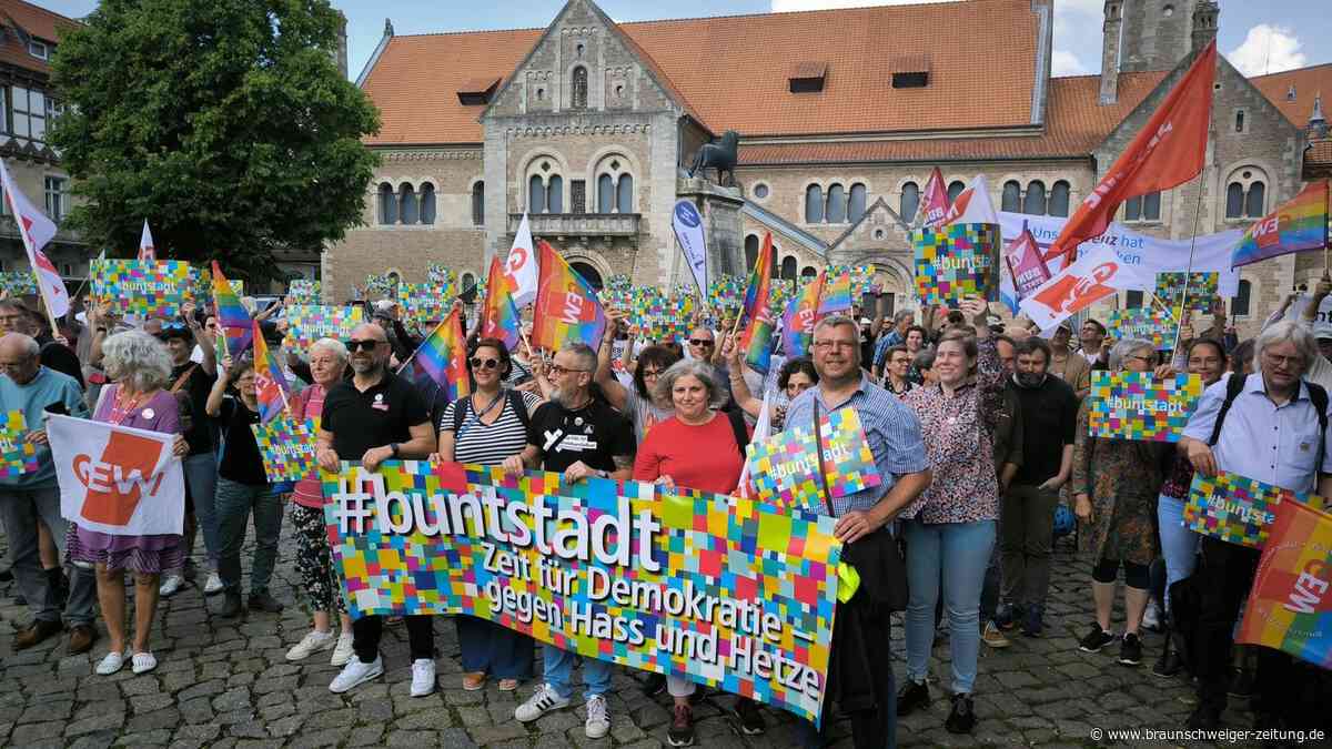 Braunschweig: Grundgesetz-Kundgebung mit viel Prominenz