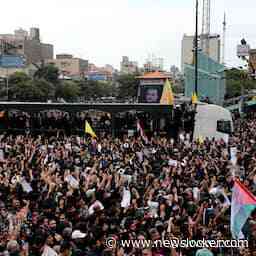 Duizenden Iraniërs de straat op voor uitvaart verongelukte president Raisi