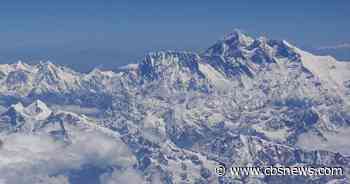2 climbers die on Mount Everest, 3 still missing