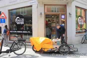 Kringloopwinkel Okazi belevert winkel in stadscentrum met de fiets