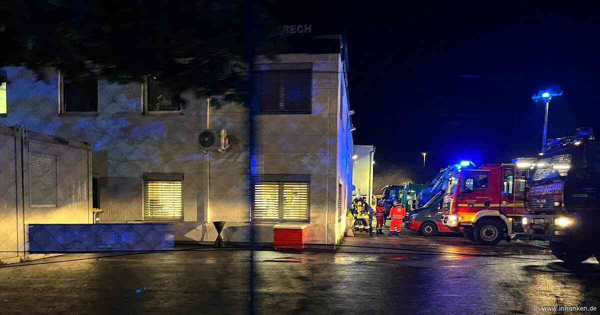 Kitzingen: Brand bei Müllentsorgungsbetrieb - 100 Feuerwehrkräfte im Einsatz