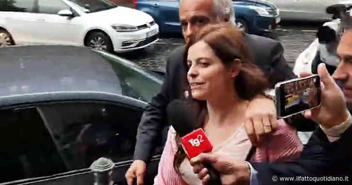 Ilaria Salis per la prima volta in Tribunale senza manette e catene alle caviglie: “Come mi sento? Non posso dire nulla”