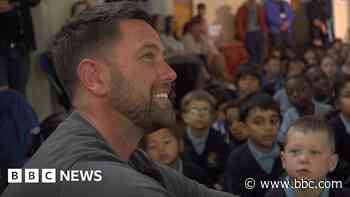 Oxford United manager surprises kids at old school