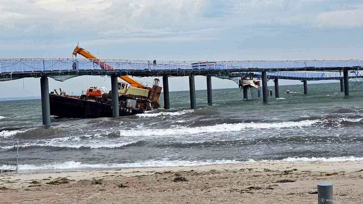 Losgerissener Ponton in Timmendorfer Strand wird geborgen
