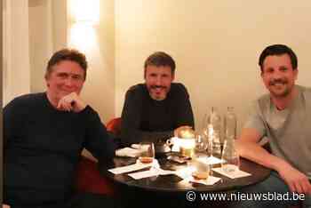 “Thank you coach”: Antwerp-fans Erik Van Looy en Robin Pront tafelen met Mark van Bommel voor zijn afscheidswedstrijd