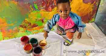 Ghanese peuter Ace-Liam is de jongste kunstenaar ter wereld: nu al vijftien schilderijen verkocht
