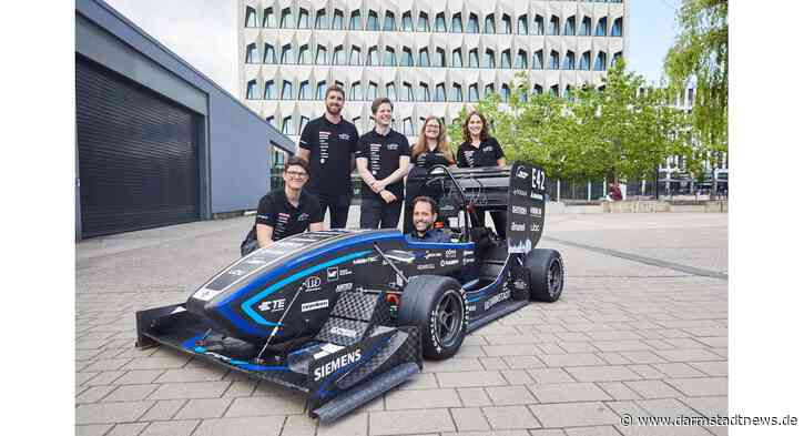 Studierende der h_da präsentieren ihren Elektro-Rennwagen für die Formula Student-Saison 2024