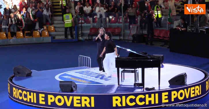 Lo show dei Ricchi e Poveri alla convention di Forza Italia: Tajani e Casellati cantano “Sarà perché ti amo”
