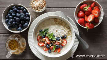Leichtes Erdbeer-Porridge aus dem Kühlschrank – diese Zutaten machen es besonders cremig