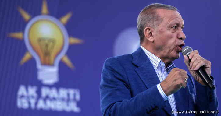 Turchia, Erdogan emula Putin: una legge contro gli “agenti” stranieri per mettere il bavaglio a giornalisti e magistrati