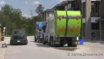 Toddler dies after being struck by recycling truck in Barrie, Ont. neighbourhood