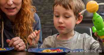 Wie lernen Kinder Tischmanieren? Ab wann und wie man sie beibringt
