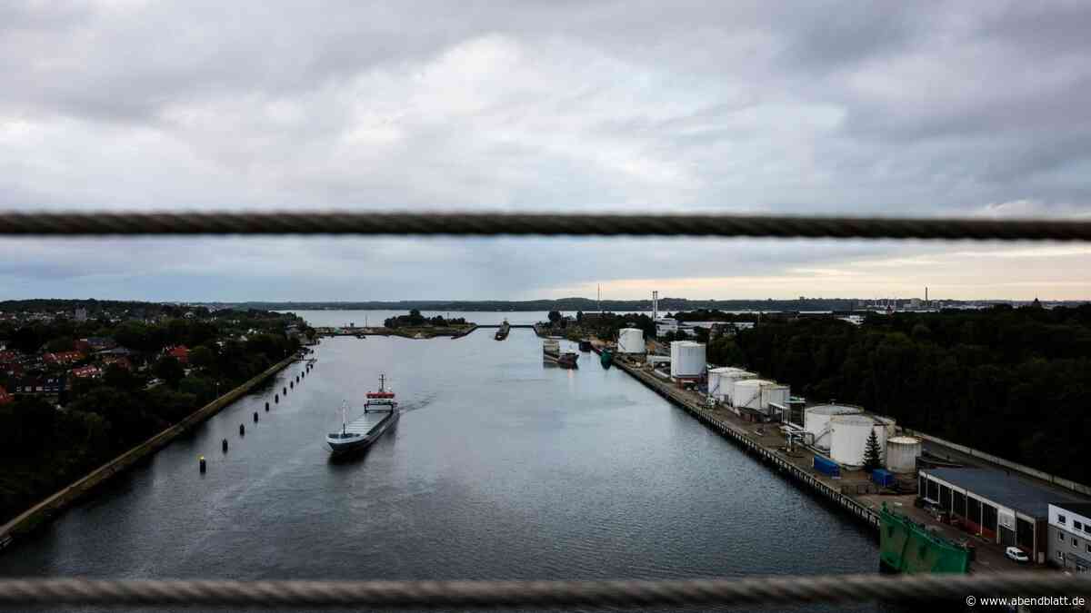 Frachter fährt in Nord-Ostsee-Kanal gegen Böschung