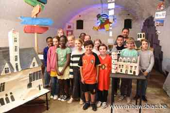 ‘Sterke werkers’ basisschool bouwen escaperoom met stadsgebouwen in miniatuur
