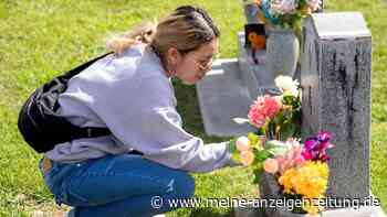 Mama sucht auf dem Friedhof nach Babynamen: Brillant oder makaber?