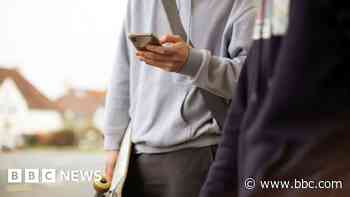 Smartphone ban for kids 'worth considering' - MPs