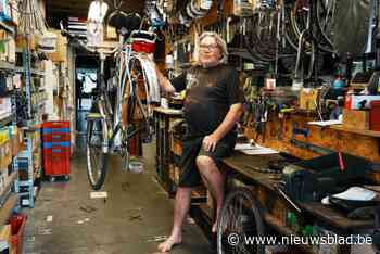 Zo worden ze niet meer gemaakt. Eddy (72) herstelt al jaren fietsen op blote voeten : “Al die elektronica is niet meer voor opa”