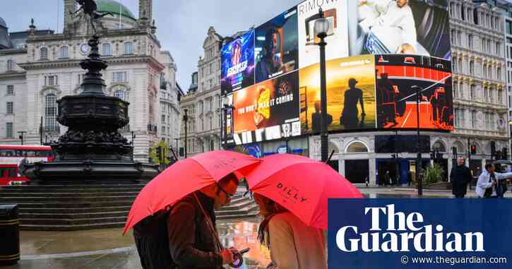 Rain hits retail sales in Great Britain as shoppers reduce spending