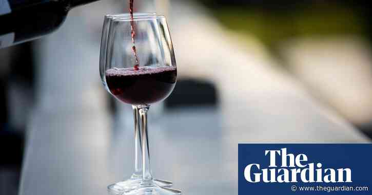 Short measuring costs average UK drinker £115 a year, study finds