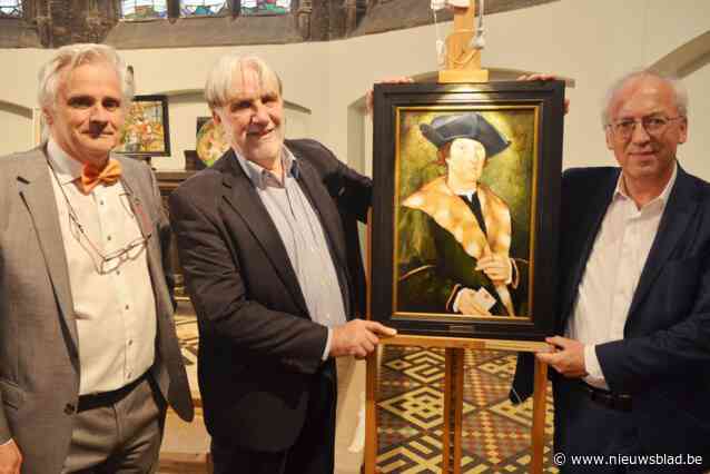 “Net als de Rechtvaardige rechters”: 27 jaar geleden werd eeuwenoud doek uit stadhuis gestolen, nu schenkt Hans replica aan stad
