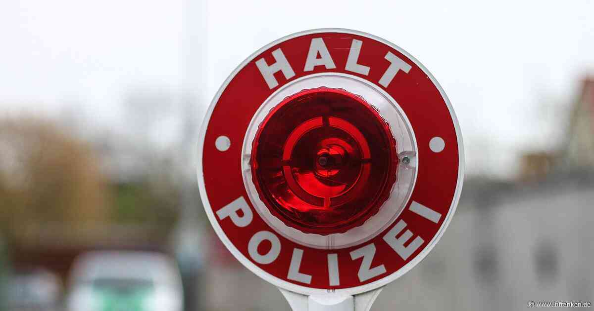 Unfallflucht im Kreis Kitzingen: Autofahrerin kracht beim Parken mehrmals gegen Fahrrad und verschwindet
