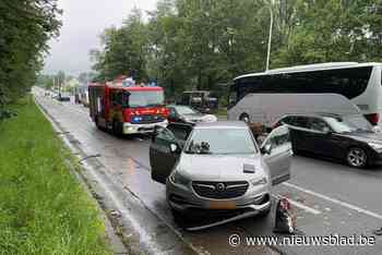 Vijf zwaargewonden nadat auto botst met bus op brug over E34