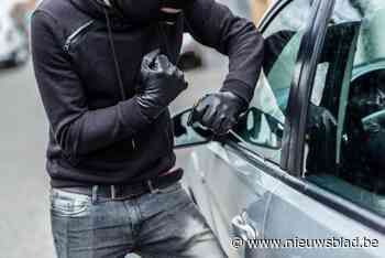 Inbrekers beschadigen raam van geparkeerde auto, maar maken geen buit