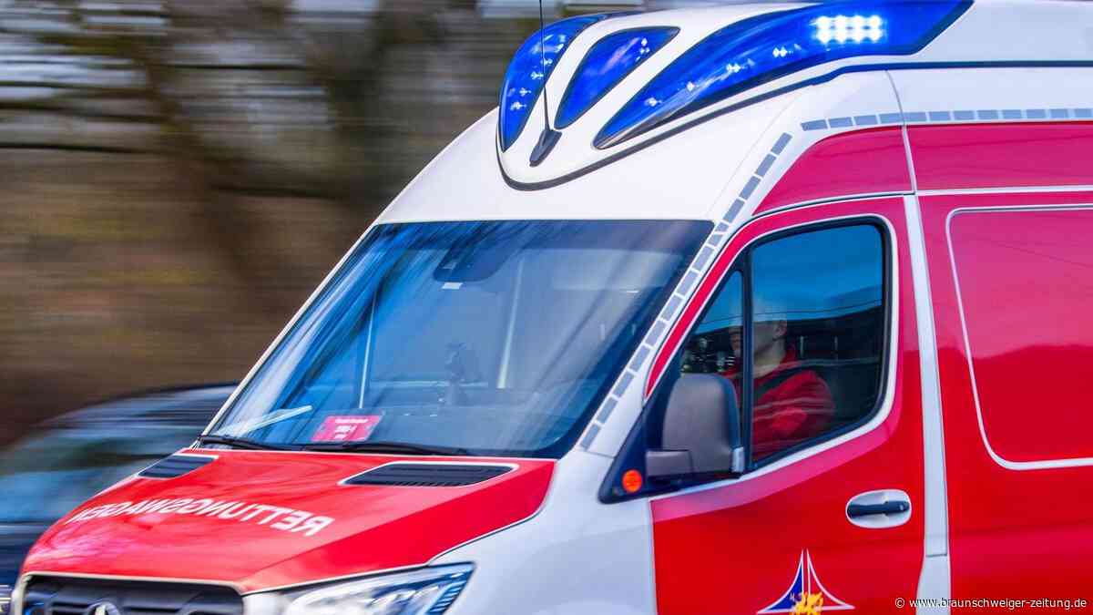 Motorradfahrer stürzen in Niedersachsen - Schwerverletzte